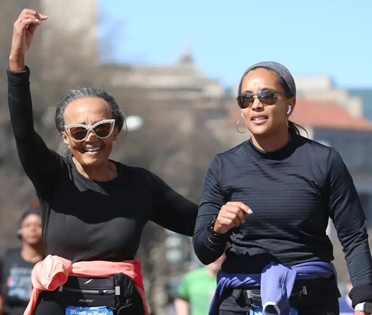 Cụ bà 82 tuổi chạy 21km bật mí 3 thói quen khiến trái tim khỏe mạnh