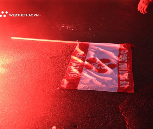 Bầu Hoàn "thất hứa", CĐV Hải Phòng mở hội pháo sáng trên sân Hàng Đẫy