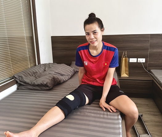 Trung vệ Thúy Nga tổn thương dây chằng sau va chạm trong trận chung kết SEA Games 32