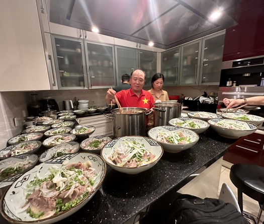 Tuyển nữ Việt Nam được kiều bào đãi tiệc sau trận đấu ấn tượng trước Đức