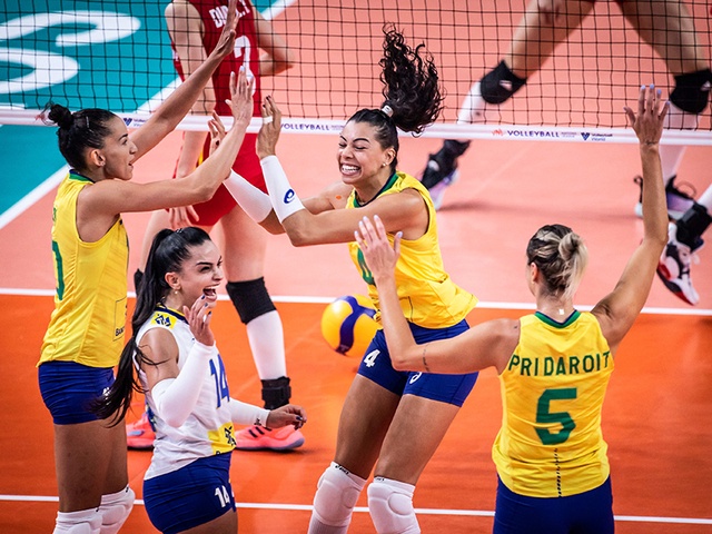 Bóng chuyền nữ Brazil quật ngã Trung Quốc sau 5 set kịch tính