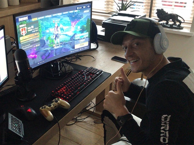 Mesut Ozil dự định giải nghệ, trở thành VĐV Esports?