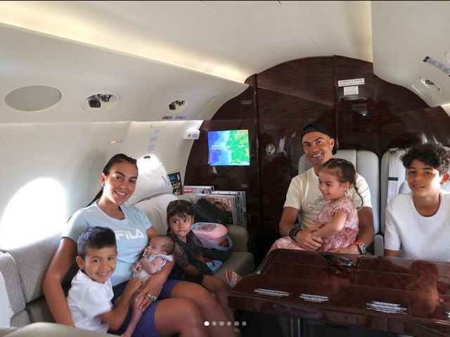 Ronaldo chi số tiền lớn cho khăn tắm và ga trải giường trong kỳ nghỉ
