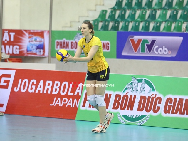 Bất ngờ với nhiệt độ tại Việt Nam, ngoại binh Polina Rahimova sử dụng cách chống nắng đặc biệt