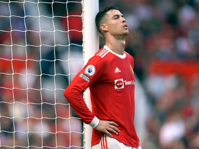 Ronaldo bất ngờ hoãn tập trung trở lại với MU