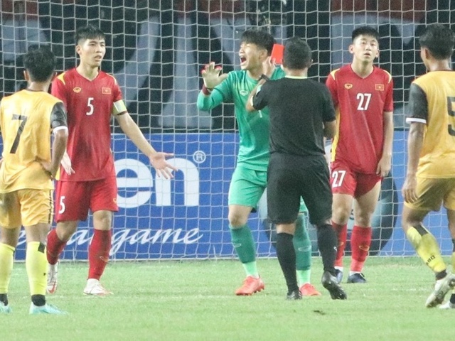 Thủ môn U19 Việt Nam trần tình về tấm thẻ đỏ ở trận gặp U19 Brunei