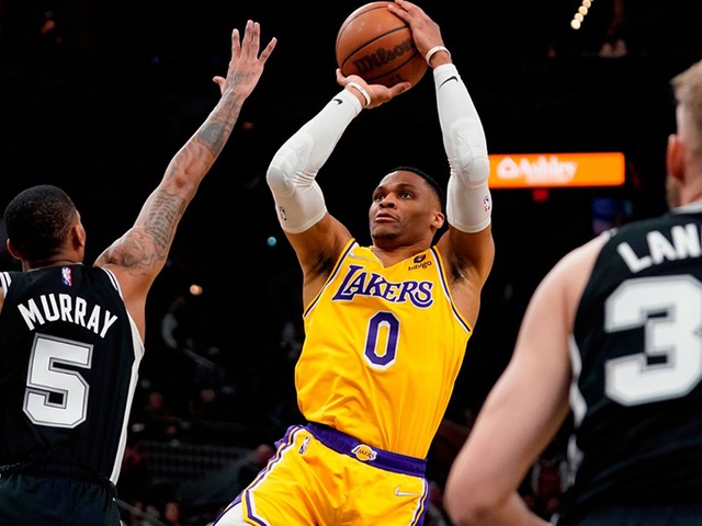 Xoay quanh thương vụ trao đổi Kyrie Irving - Russell Westbrook: Đội thứ ba xuất hiện?