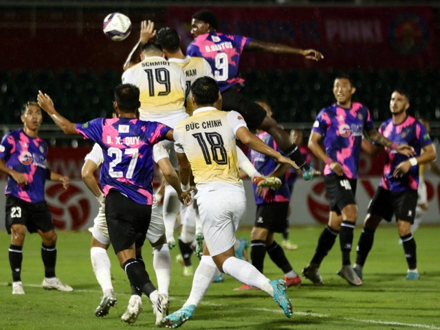 Xuân Nam tái hiện “bàn thắng của Chúa”, “nạn nhân” Sài Gòn FC phản ứng bất ngờ