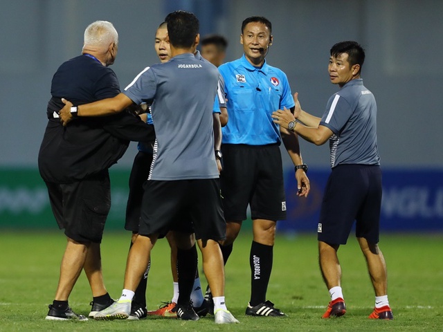 HLV từng vô địch C1 châu Âu mong mỏi trọng tài V.League bớt sai lầm