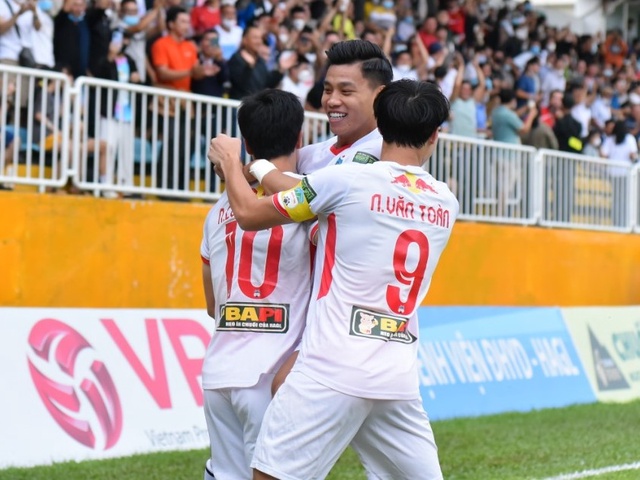 Công Phượng lập siêu phẩm, HAGL thắng trận đầu tiên ở V.League 2022