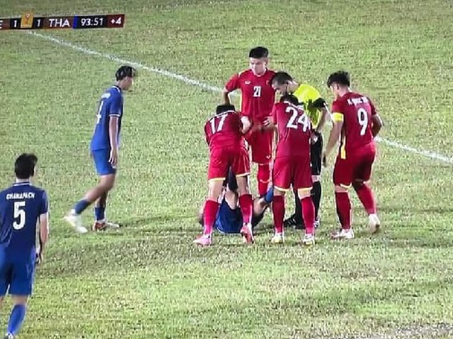 Cầu thủ U19 Thái Lan liên tục nằm sân, “bắt tay” U19 Việt Nam loại chủ nhà U19 Indonesia