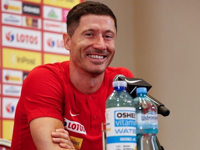 Lewandowski hành động chuyên nghiệp với Bayern để chuyển tới Barca