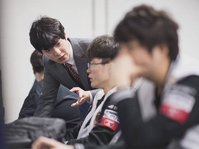 Vì sao các HLV Esports bị giới hạn quyền hành trong trận đấu?