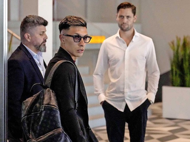 Hình ảnh Lisandro Martinez đến MU hoàn tất hợp đồng