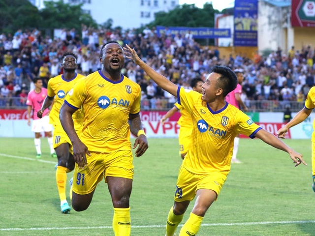 Vòng 7 V.League 2022: Nhâm Mạnh Dũng “giúp” SLNA soán ngôi số 1 của Hải Phòng