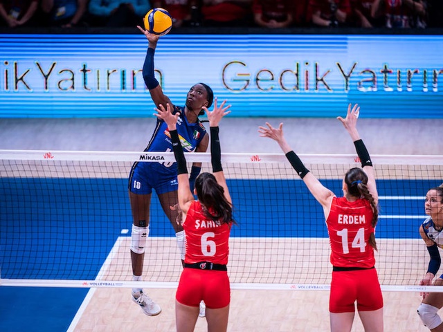 Siêu sao Paola Egonu hủy diệt Thổ Nhĩ Kỳ, bóng chuyền nữ Ý chạm trán Brazil tại Chung kết VNL 2022