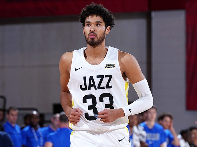 Johnny Juzang ký hợp đồng two-way với Utah Jazz, nhận lương nửa triệu đô la Mỹ