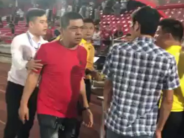 Sốc với hành động CĐV Hải Phòng nhổ nước bọt vào mặt trọng tài Hoàng Ngọc Hà