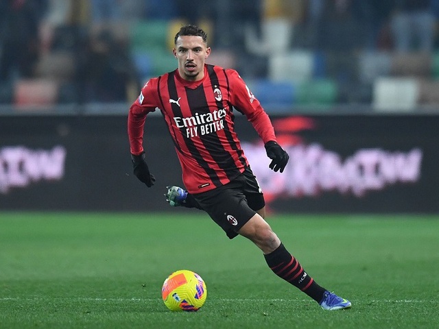 MU đề nghị đổi Van der Beek lấy tiền vệ của AC Milan