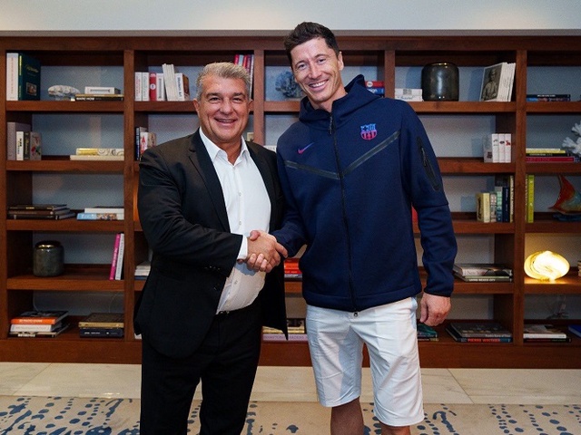 Bayern không biết Barca lấy tiền ở đâu để mua Lewandowski