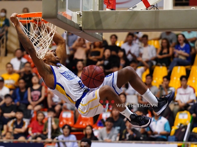 Ngoại binh Richard Thomas xô đổ hàng loạt cột mốc với triple-double lịch sử