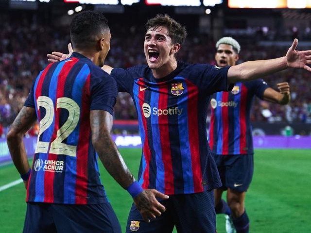 Hậu vệ Real Madrid mắc sai lầm, Raphinha lập tuyệt phẩm cho Barca