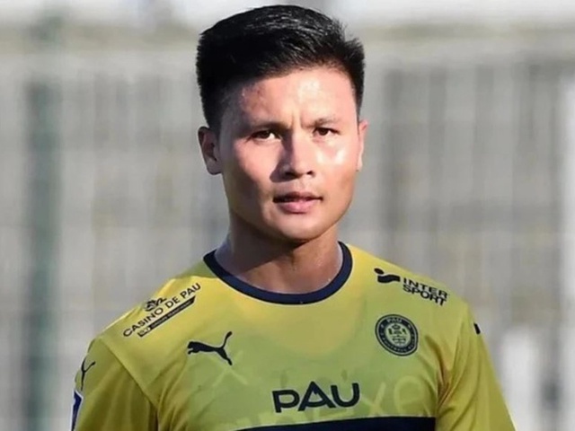 Quang Hải ra mắt CĐV Pau FC trên sân bóng... bầu dục