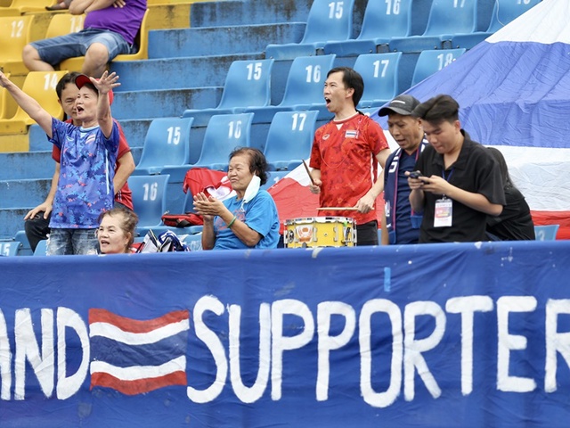 CĐV Thái Lan bỏ tiền túi, vượt hàng ngàn km cổ vũ U19 đá giao hữu ở Việt Nam