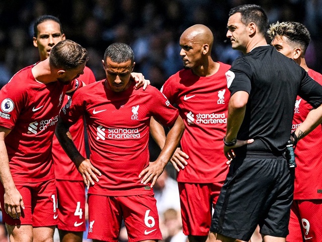 Liverpool lặp lại đội hình kỳ lạ sau 28 năm và chịu chia điểm