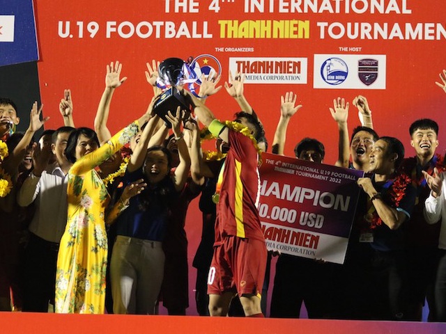 Đăng quang cùng U19 Việt Nam, HLV Đinh Thế Nam mong được tiếp viện quân