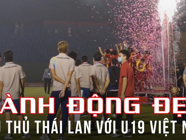 Cầu thủ Thái Lan nán lại, chia vui chức vô địch U19 Quốc tế 2022 cùng U19 Việt Nam
