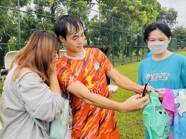 Văn Toàn, Tuấn Anh bị fan cuồng vây kín ngày đầu HAGL tập tại Bình Dương