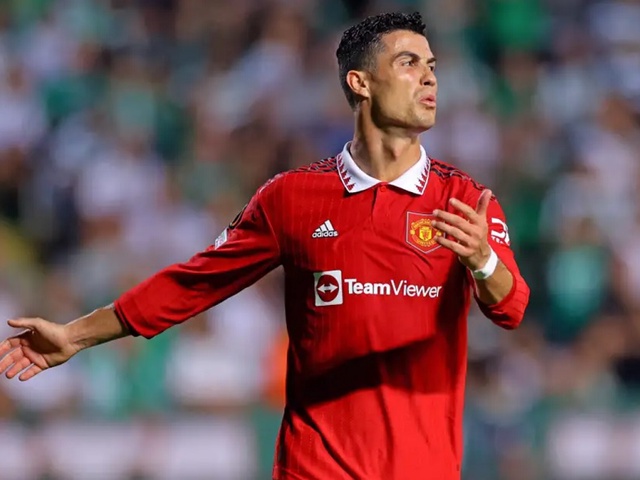 Ronaldo bất lực tìm kiếm bàn thắng thứ 700 khi MU suýt bẽ mặt