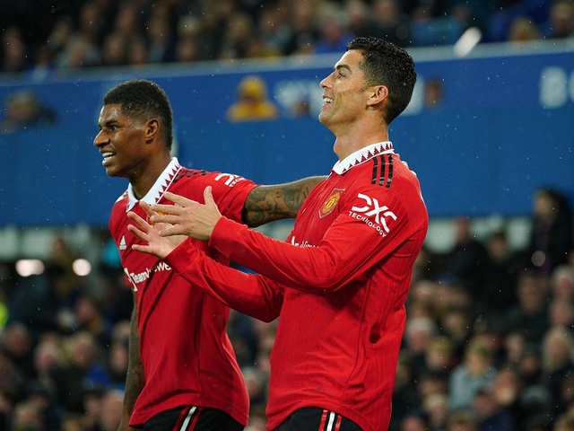 Ronaldo cán mốc 700 bàn thắng sau khi đóng vai “siêu dự bị”