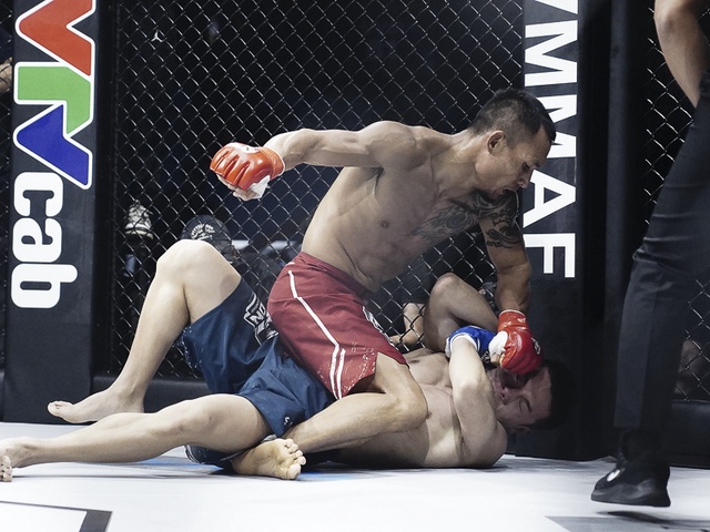 LION Championship 04: Trần Quang Lộc hạ gục Lý Tiểu Long bằng cơn mưa đòn đấm