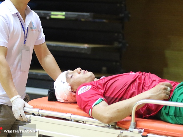 Thủ môn futsal Cao Bằng bị chấn thương nặng ở đầu giờ ra sao?