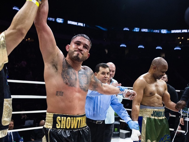 Anthony Pettis chưa từ bỏ MMA khi đánh bại huyền thoại Boxing Roy Jones Jr