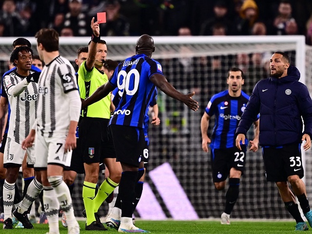 Lukaku ghi bàn ở trận derby Italia và sau đó bị đuổi khỏi sân