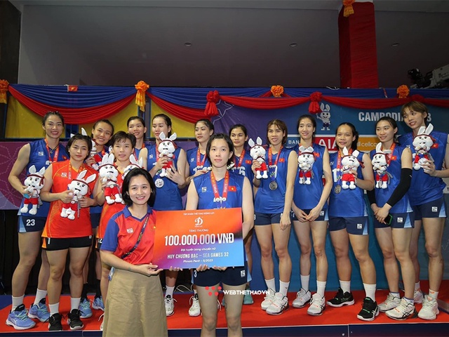 Đội tuyển bóng chuyền nữ Việt Nam nhận thưởng nóng từ Liên đoàn và công ty Động Lực