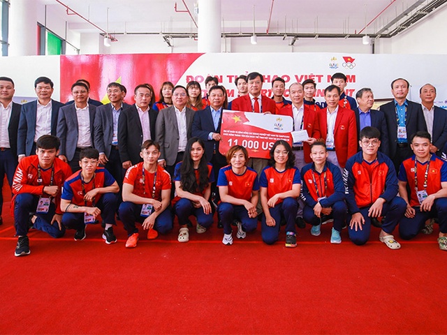 Đại sứ Nguyễn Huy Tăng thăm Đoàn Thể thao Việt Nam tại SEA Games 32