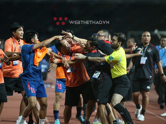 Cận cảnh màn ẩu đả trong trận chung kết bóng đá nam SEA Games 32