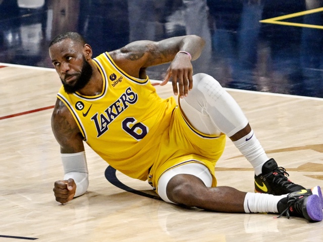 Lật cổ chân hai lần trong một trận, LeBron James nói gì về khả năng ra sân tại Game 3?