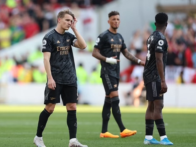 Arsenal gục ngã và chính thức dâng chức vô địch cho Man City