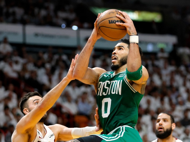 Jayson Tatum tìm lại chính mình, Boston Celtics kéo dài chung kết Miền Đông thêm 1 trận