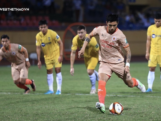 Đoàn Văn Hậu đá hỏng penalty, SLNA thua ngược CAHN vì… trọng tài