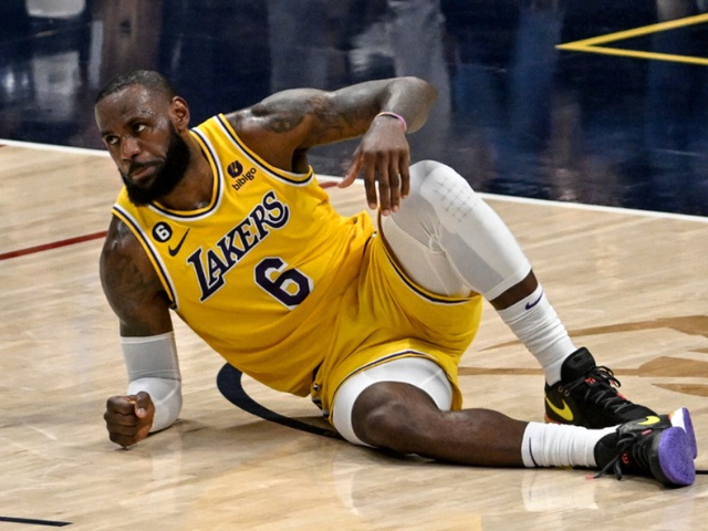 Hé lộ: LeBron James rách dây chằng, nén đau thi đấu suốt Playoffs?