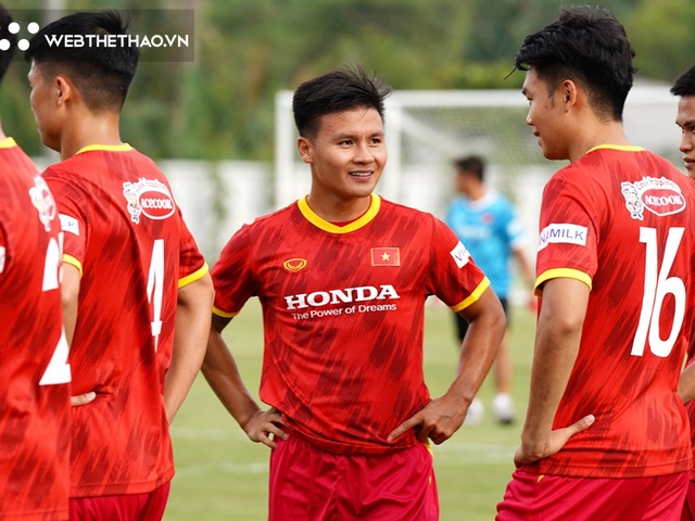 HLV Troussier sắp giải thoát Quang Hải, Công Phượng khỏi phận làm… khán giả