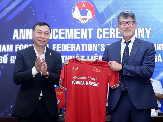 Tân GĐKT Takeshi hỗ trợ đắc lực cho HLV Troussier, đưa bóng đá Việt Nam dự World Cup
