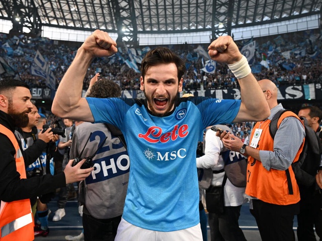Kvaratskhelia kế thừa danh hiệu cầu thủ xuất sắc nhất Serie A của Leao