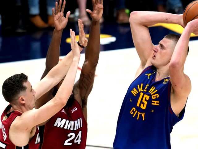 Nikola Jokic lập triple-double, Denver Nuggets thắng dễ Miami Heat ở Game 1 NBA Finals 2023